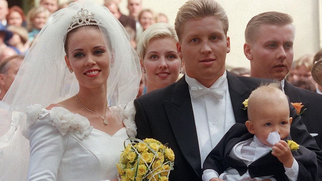 Uimari Jani Sievinen ja Susanna Keto vihittiin Vihdin kirkossa vuonna 1998. Vihkimisen jälkeen otettiin kuvia ja mukaan liittyi Aleksanteri-poikakin.