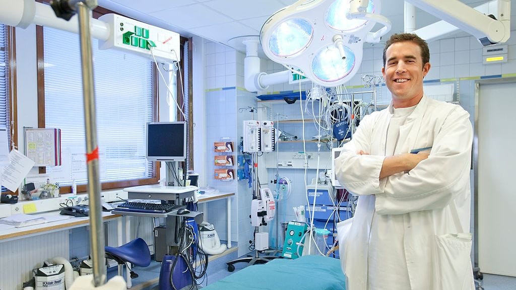 Kesäkuukausina sairaaloissa riittää paljon leikattavaa.