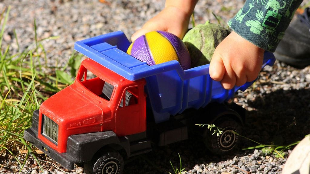 Asiantuntija sanoo, että mustavalkoiset kannanotot eivät hyödytä lapsien ja perheiden tilannetta.