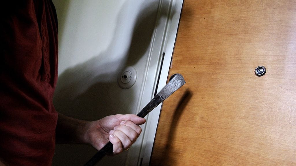 Takaovella oli ollut mies, joka oli lyönyt asukasta kädessään olleella työkalulla päähän. Kuvituskuva.