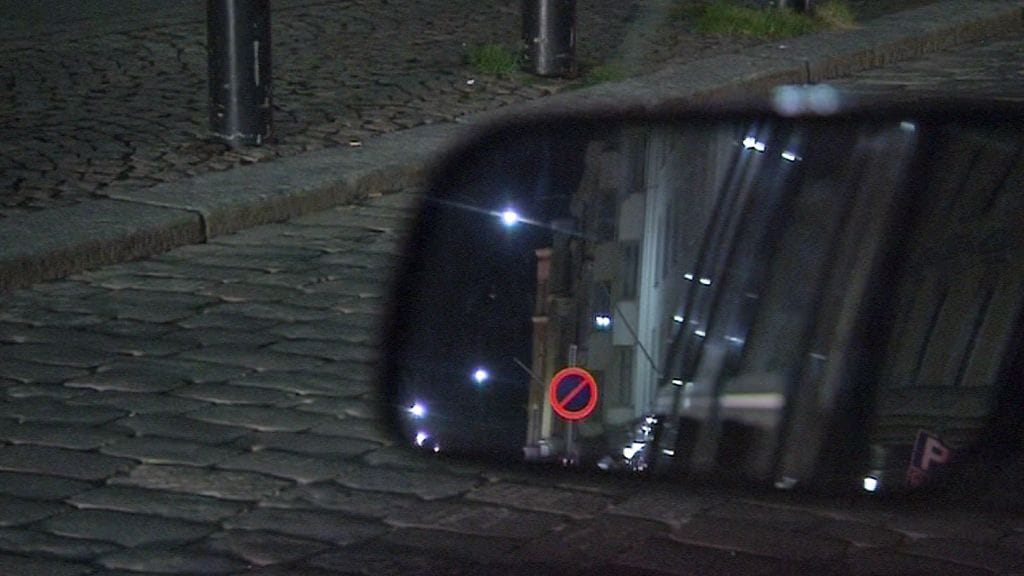 Miehen mahdollisen kulkureitin varrella useita kiinteistöjä oli vahingoitettu ja auton sivupeilejä oli rikottu yhteensä yli neljästäkymmenestä autosta.