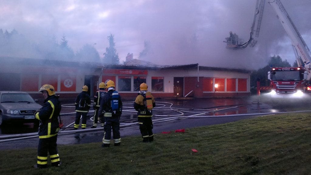 Expert-myymälä paloi maan tasalle Haukiputaalla varhain lauantaiaamuna. Kuva: Ari Kettunen