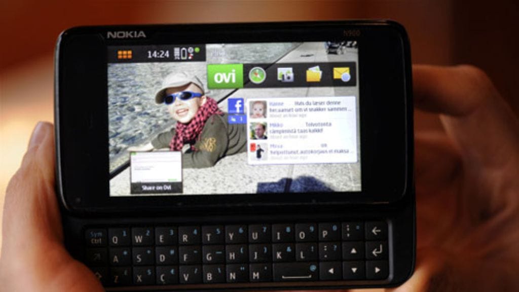 Facebookkailua Nokian mobiilitietokoneella. (Kuva: Martti Kainulainen / Lehtikuva.)