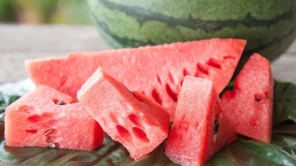 Vesimeloni on monen hellepäivien herkku.