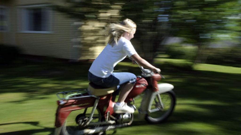 nuori tyttö ajaa moottoripyörää. (Lehtikuva)