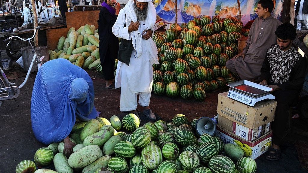 Paikalliset asukkaat ostivat vesimeloneja torilta viime viikolla Afganistanin Heratin maakunnassa. Suomalaiset avustustyöntekijät surmattiin torstaina Heratin kaupungissa.