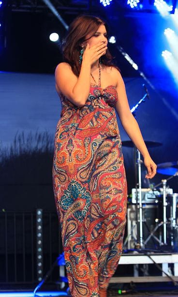 Suvi Teräsniska Turun Down By The Laituri -festivaaleilla 2014.