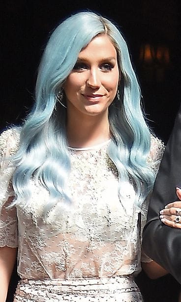 Keshan uusin hiustyyli: vaaleansiniset, pitkät hiukset.