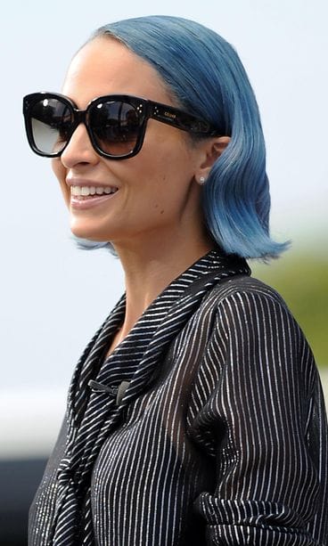 Nicole Richie edustaa tätä nykyä vaaleansinisin hiuksin.