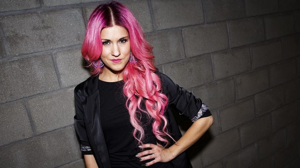 Suomalaislaulaja Jannika B on viihtynyt pitkän aikaa pinkissä: vaaleanpunainen hiusväri on yksi tämän hetken suosituimmista trendiväreistä.