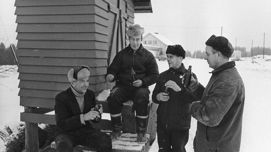 Keskioluen maistelua maitolaiturilla vuonna 1969. LEHTIKUVA / HS / REIJO KOSKINEN / IMAP