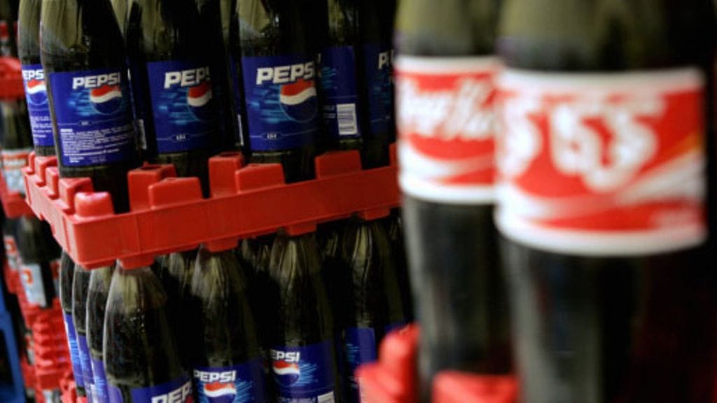 Virvoitusjuomia myynnissä helsinkiläisessä S-Market Arkadiassa.