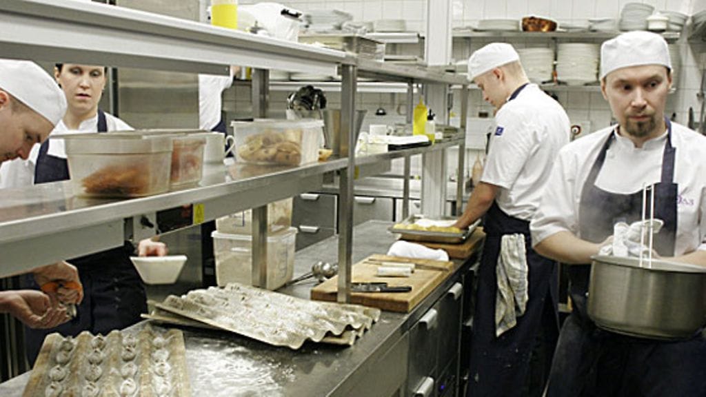 Helsinkiläisen Postres-ravintolan keittiö 11. maaliskuuta 2008. Suomen parhaat ravintolat -oppaassa Michelin-tähdellä palkittu Postres saa 17 pistettä. (Kuva: Pasi Autio / Lehtikuva.)