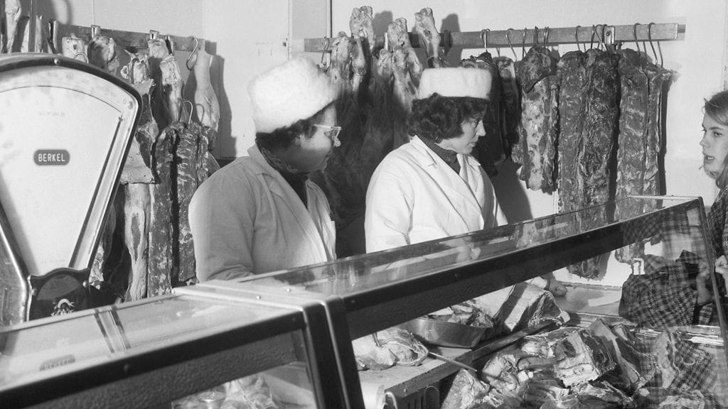 Asiakaspalvelua helsinkiläisessä lihakaupassa vuonna 1965. Myyjä oletettavasti teitittelee asiakastaan.