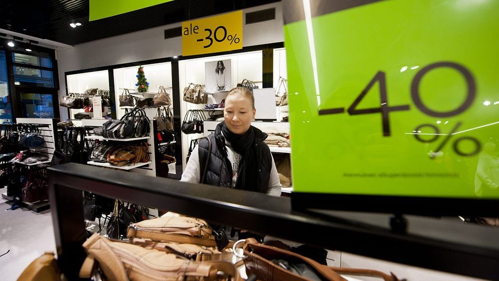 Alennusmyyntiä Aleksi 13 -liikkeessä Helsingissä ennen joulua. Ilmajoelta kotoisin oleva Minna Pehkonen katseli alesta laukkuja.
