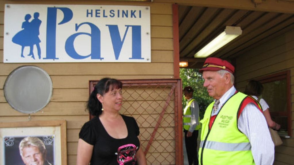 Suomen seuratanssiyhdistyksen puheejohtjaja Päivi Mustonen juttelee Helsinki Pavin vahtimestarin kanssa.