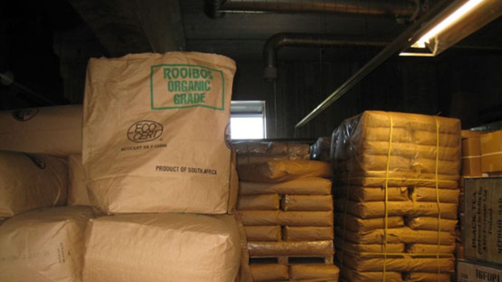 Rooibosta säilytetään Aaro Forsmanin teetalossa säkeissä ennen jalkojalostusta.