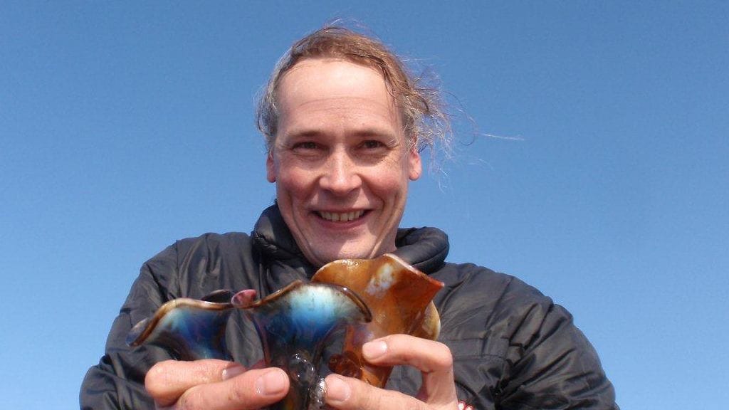 Pasi Rytkösen käsissä luvallisesti nostettuja hylyn esineitä.