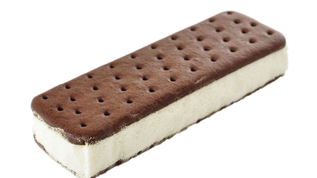 Kesällä pakastealtaasta tarttuu mukaan tuore, kovakeksinen Puffet, sillä jäätelöä tuotetaan kesäisin enemmän ja myös menekki on kovempi.