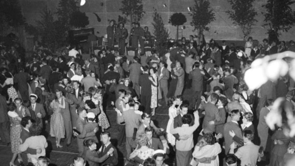 Lavatanssit juhannuksena 1955. (Kuva: Lehtikuva)