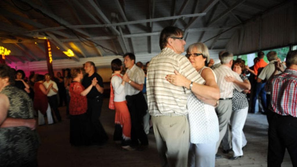 Tanssijoita "Multiaista Satoa" -nimisessä, kulttuuri- ja viihdetapahtumassa Multialla, Hallin tanssilavalla. (KUva: Martti kainulainen / Lehtikuva.)