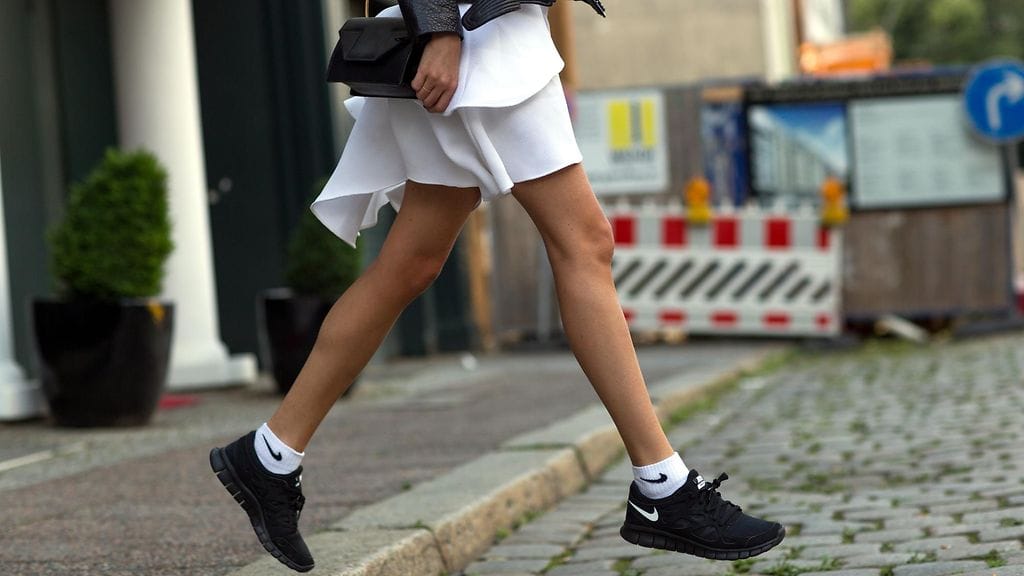 Lenkkitossut ja lyhyet hameet pelaavat hyvin yhteen.