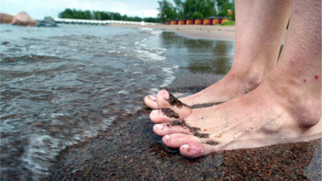 Kylmä vesi kipristää paljaita jalkoja. (Kuva: Martti Kainulainen / Lehtikuva.)