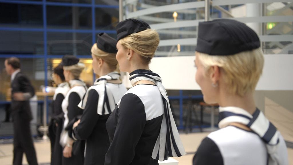 Finnairin matkustamohenkilökunnan uudet virka-asut esiteltiin Vantaalla 14. joulukuuta 2011.