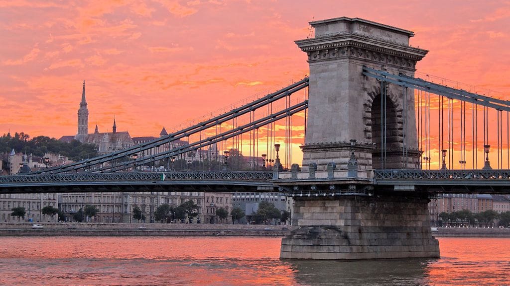 Näkymä ilta-auringossa Budapestissa.