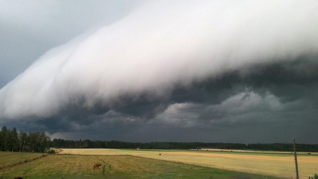 Synkkä vyörypilvi eteni vauhdilla eilen Etelä-Pohjanmaalla.