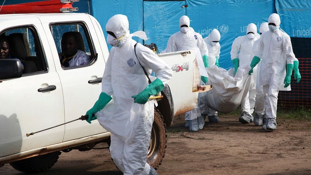 Liberian terveysviranomaiset menossa hautaamaan Ebolaan menehtynyttä naista 2. heinäkuuta 2014.