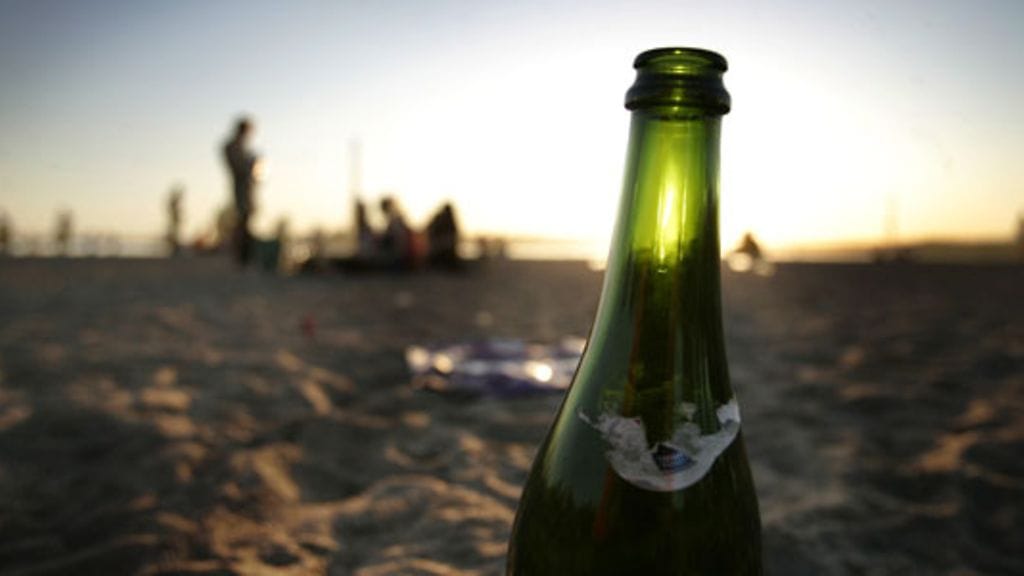 Hietaniemen rannalla Helsingissä juhlittiin lauantai-iltana 30. toukokuuta 2009 kesälomien alkamista.(Lehtikuva)