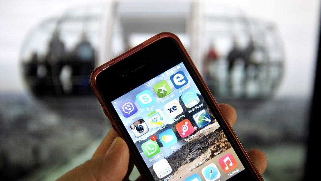 Puhelinsovellukset voivat helpottaa matkustamista huomattavasti. Kuvituskuva.