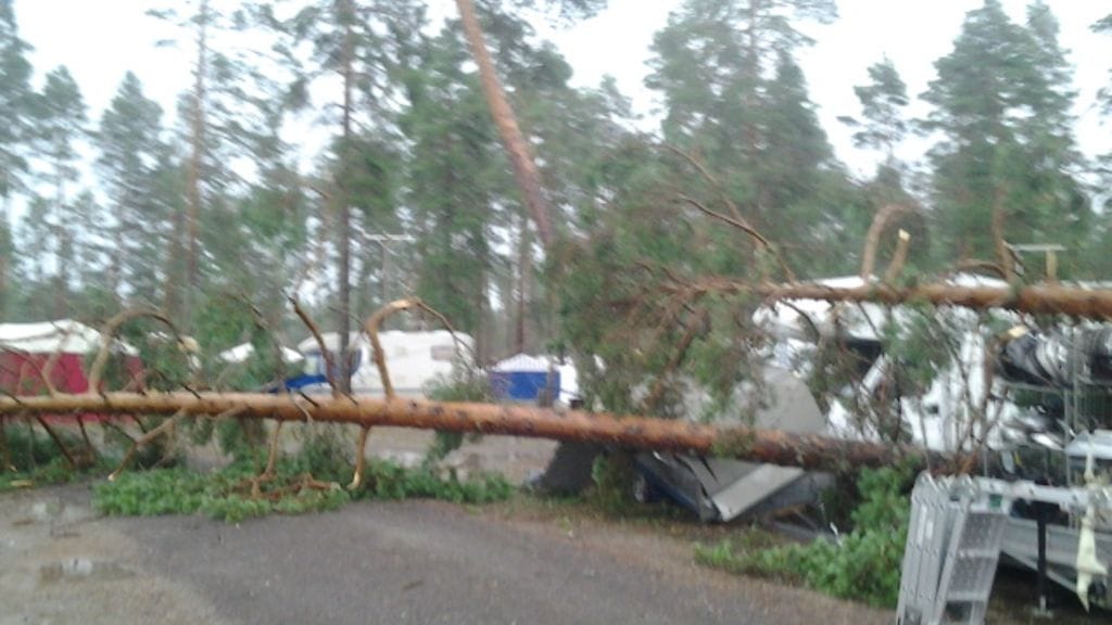 Myrskytuhoja Saarijärvellä Ahvenlammen leirintäalueella 31.7.2014.