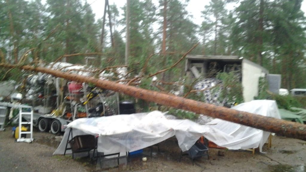 Myrskytuhoja Saarijärvellä Ahvenlammen leirintäalueella 31.7.2014.