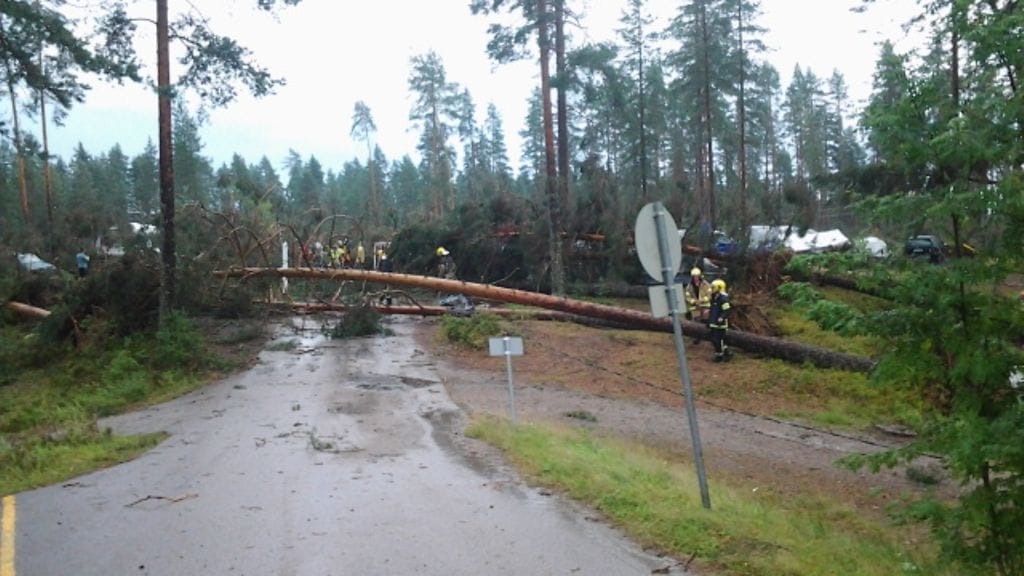 Tällaista tuhoa ukkosmyräkkä jätti jälkeensä Saarijärvellä Ahvenlammen leirintäalueella. Kuvat: Keski-Suomen pelastuslaitos