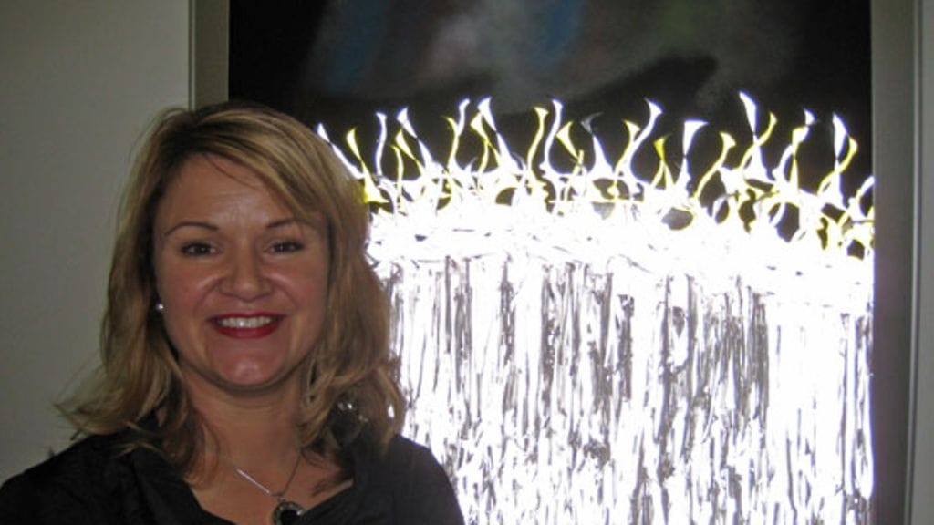 Susanna Blomqvist heijastintaulun edessä.