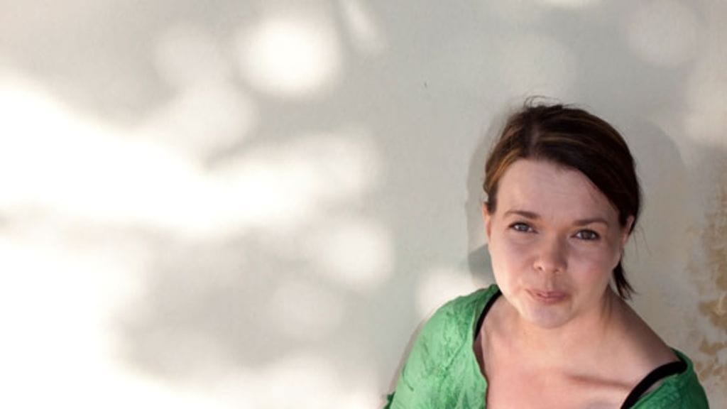 Äidin voimakirjan tekijä, toimittaja Mervi Juusola. (Kuva: Jukka Rekola.)