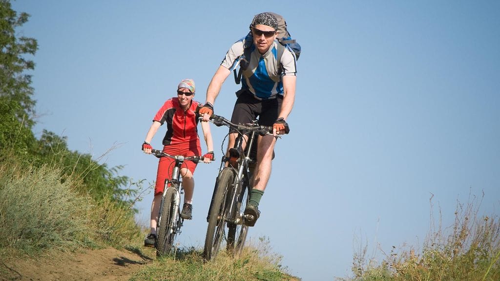 Pyöräily on monen parin suosikkipuuhaa. Kuvituskuva.