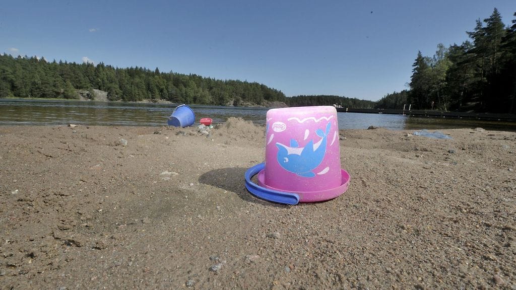 Uimarannalle oli kylvetty ämpärin verran muun muassa lasinsiruja. Kuvituskuva.