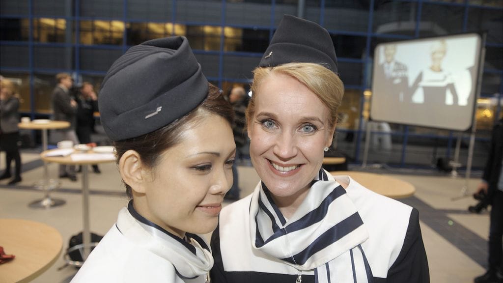 Finnair ottaa käyttöön uudet virkapuvut. Lentoemäntä Rie Toyoda ja supervisor Katja Parviainen (oik.) esittelevät uusia asuja.
