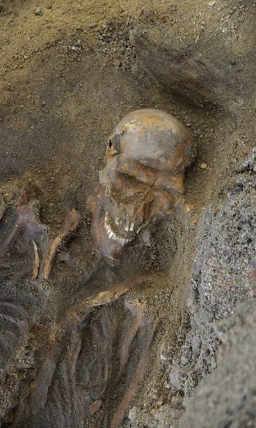 Kaivauksissa löytyi parisataa luurankoa