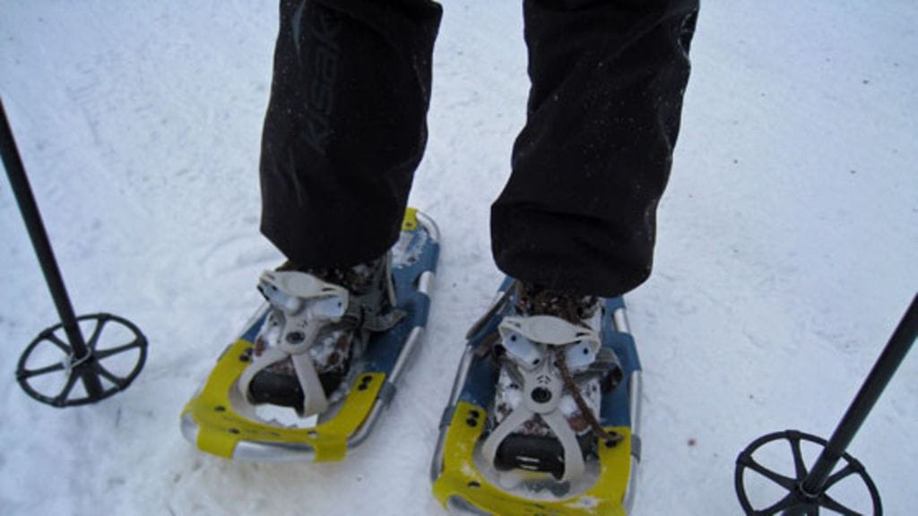 Lumikengät ja -sauvat.