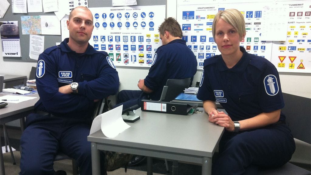 Opiskelijat Anders Södermann ja Aurora Toivanen.