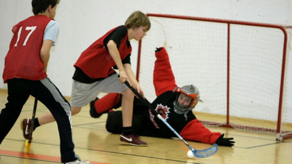 Pojat pelaavat sählyä Lauttasaaren yhteiskoulun 7. luokan liikuntatunnilla. Kuva: Lehtikuva.