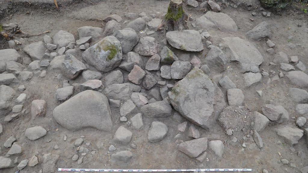 Kuvituskuva. Aurajoen varrelta paljastui muutama vuosi sitten arkeologinen suurlöytö, Suomen vanhin kirkko. Turun yliopiston arkeologian oppiaineen tekemissä arkeologisissa kaivauksissa alueelta paljastui kapeakuorisen kirkkorakennuksen hyvin säilynyt kiviperustus. Kuvan kivirakenne kuuluu kirkkorakennuksen itäseinustalla olleen jykevän alttarin perustuksiin.