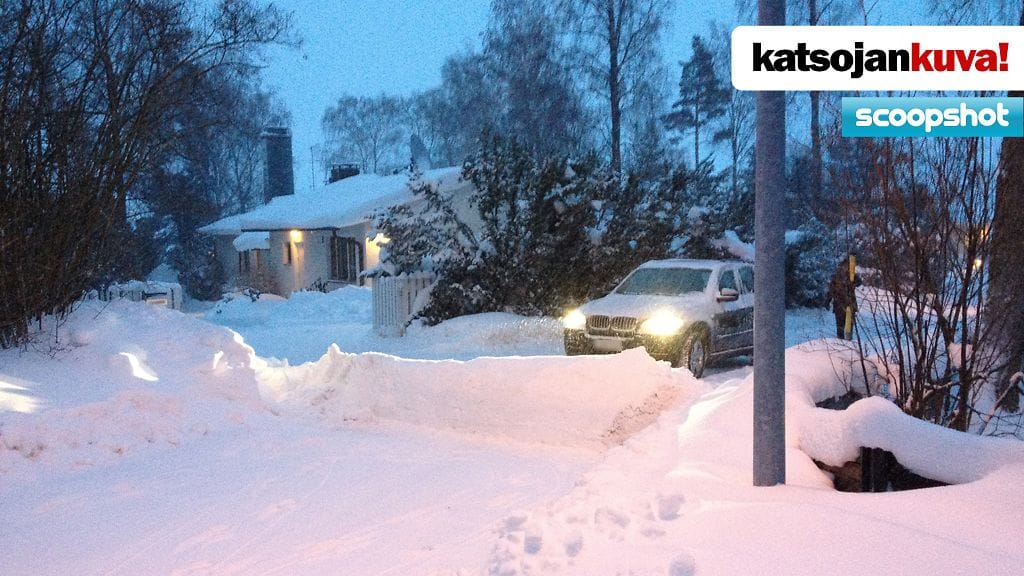 Espoon Kuninkaanniemessä lumikinos oli aurattu keskelle tietä.