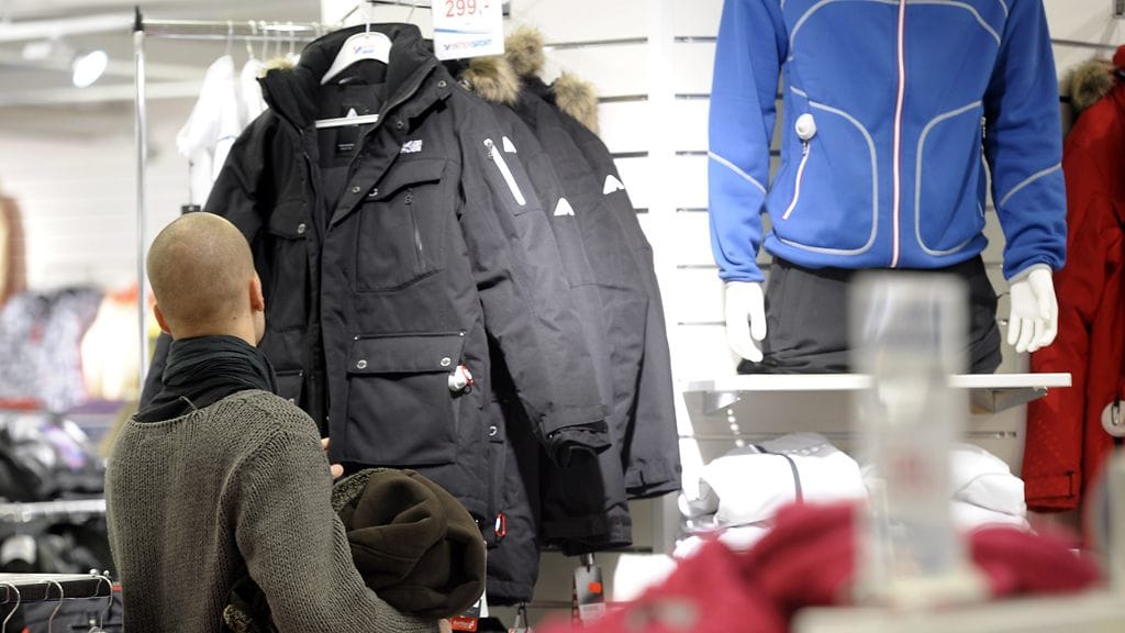 Kaupoista löytyy talvivaatteita, jos on varaa ja halua ostaa sellaisia.