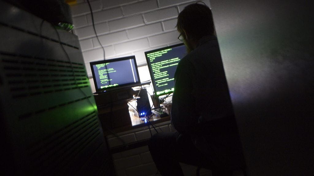 Mies murtautui esimerkiksi Helsingin kaupunginteatterin ja Päijät-Hämeen sosiaali- ja terveysyhtymän tietojärjestelmiin ottaen haltuunsa henkilökunnan käyttäjätunnuksia ja salasanoja.