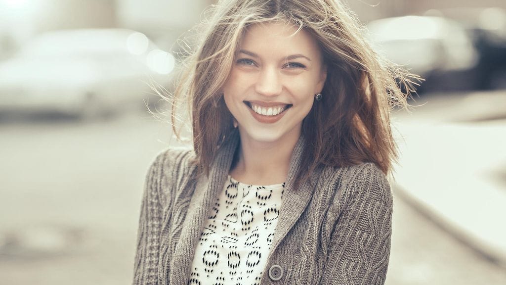 Hymy, hyvä ryhti ja suora katsekontakti tekevät paljon.